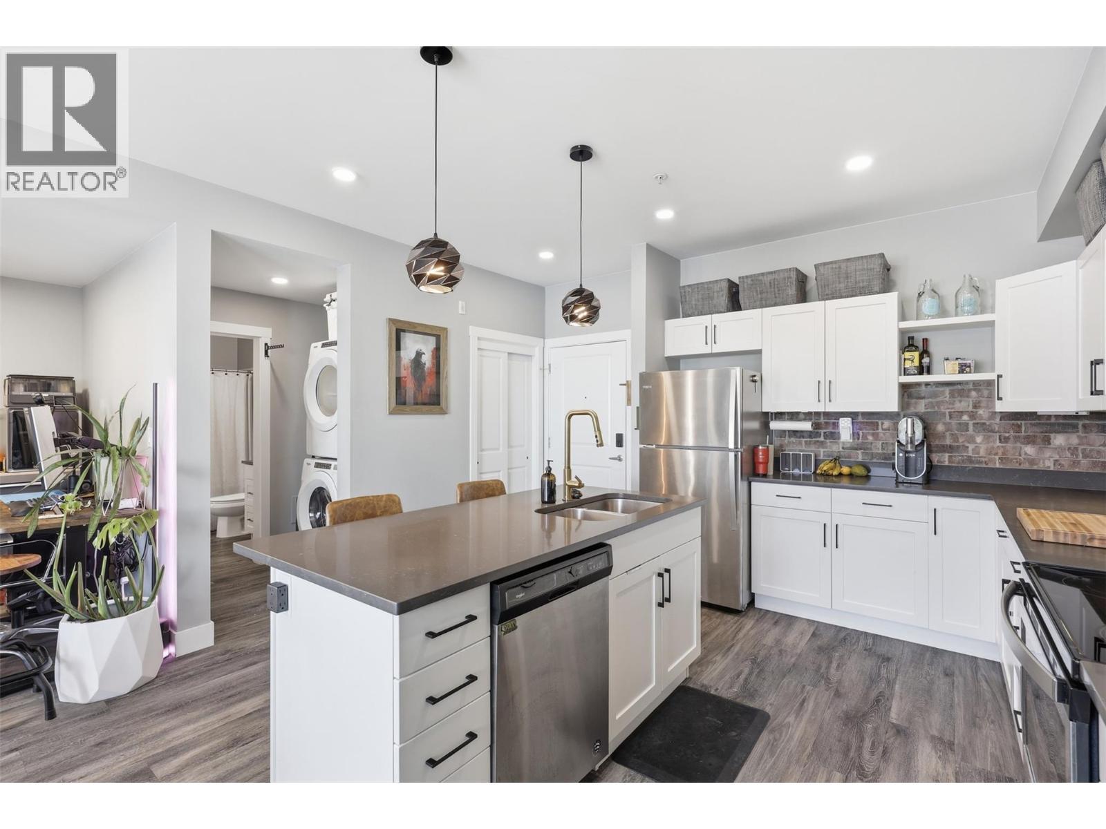 280 Tranquille Road Unit# 405, Kamloops, BC - Indoor Photo Showing Kitchen With Double Sink With Upgraded Kitchen