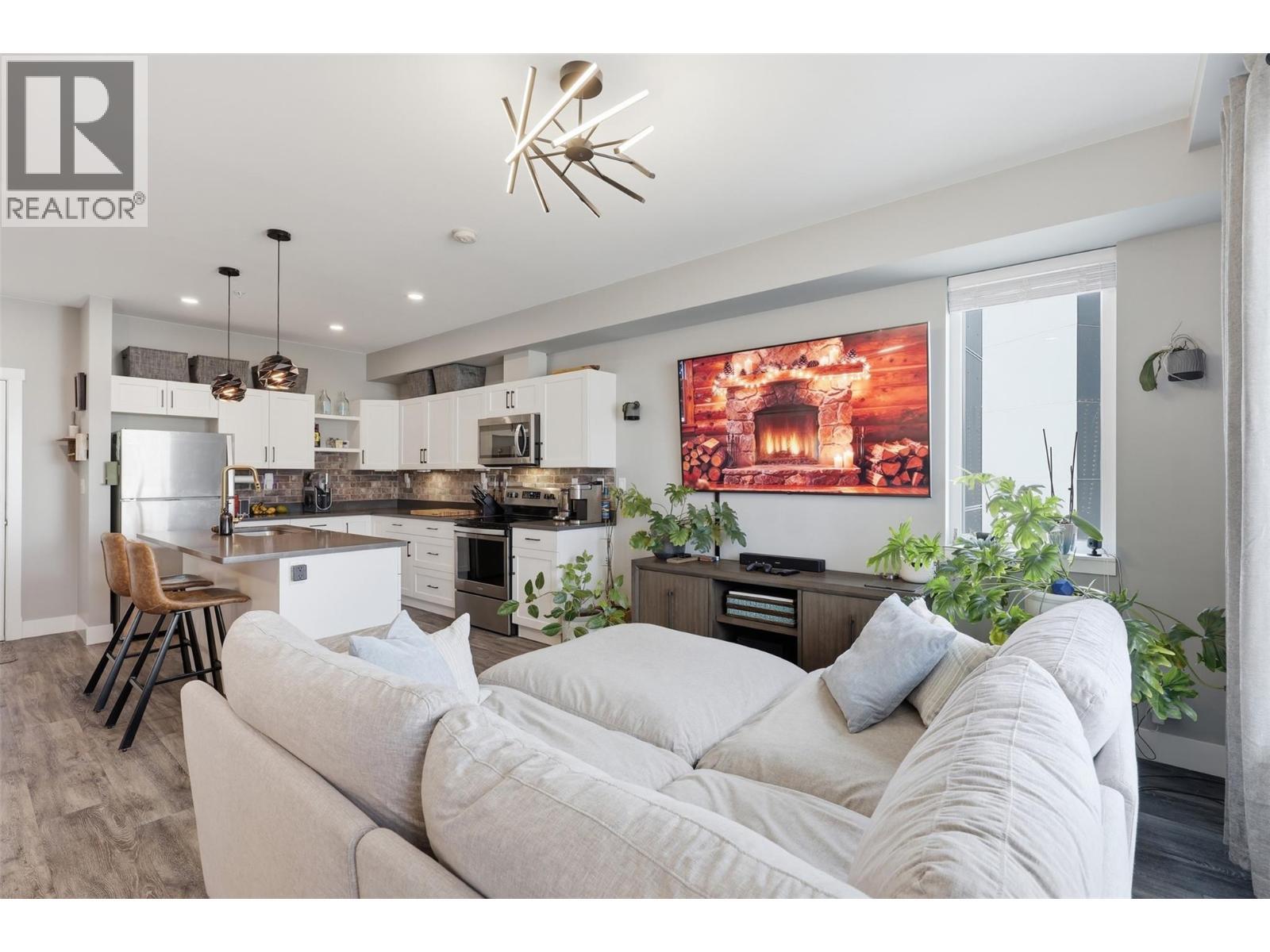 280 Tranquille Road Unit# 405, Kamloops, BC - Indoor Photo Showing Living Room