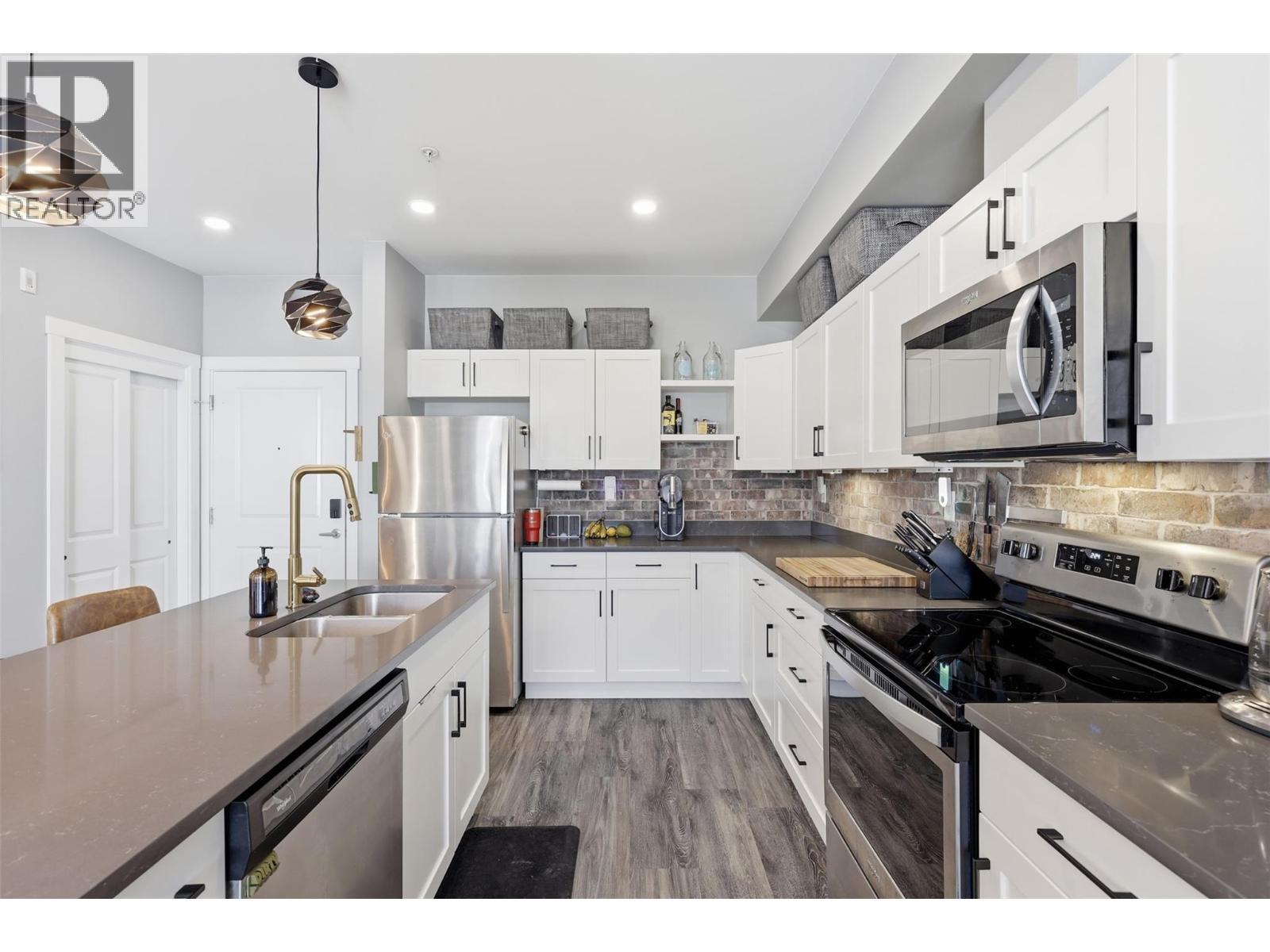 280 Tranquille Road Unit# 405, Kamloops, BC - Indoor Photo Showing Kitchen With Double Sink With Upgraded Kitchen