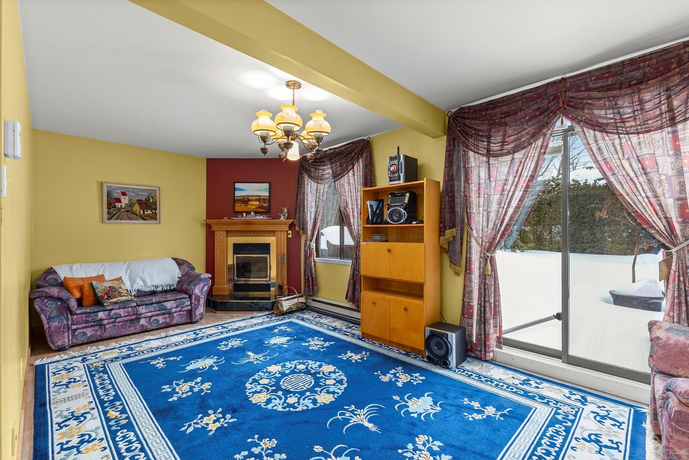 Family room - 10 Rue Des Peupliers, L'Île-Perrot, QC - Indoor With Fireplace