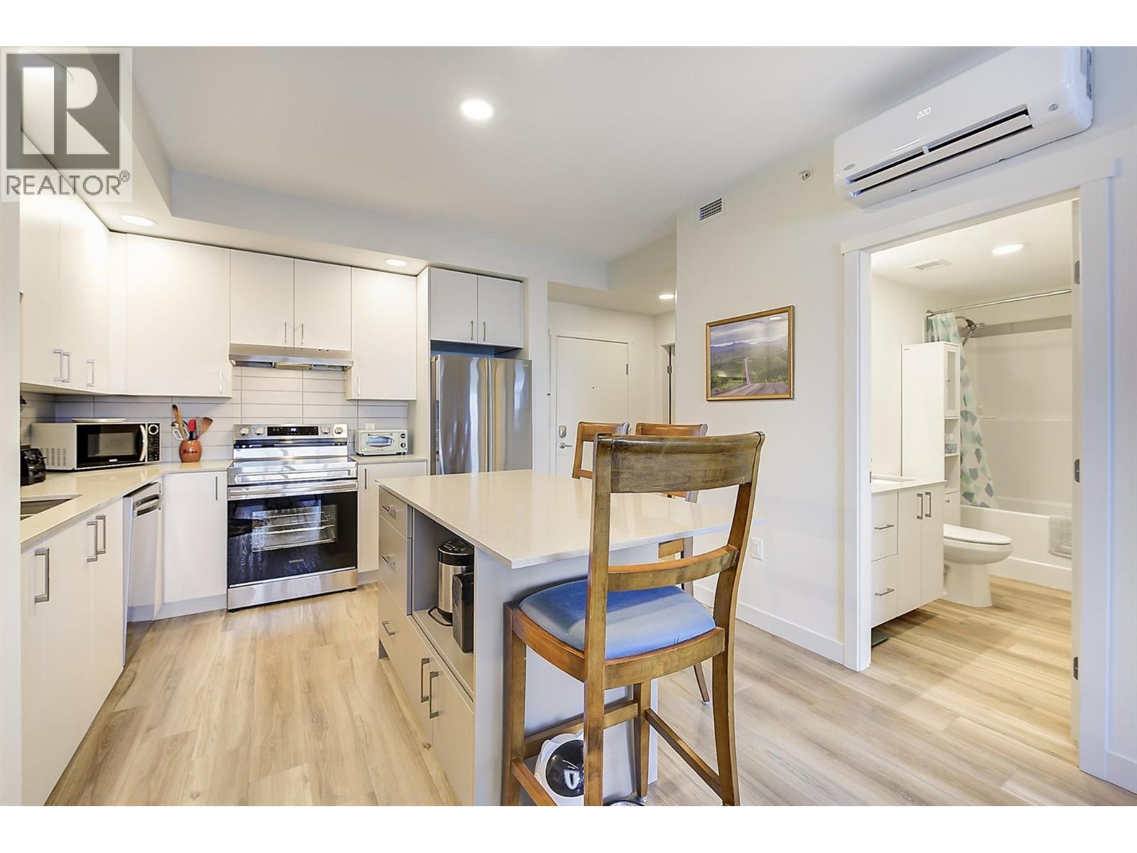 1111 Frost Road Unit# 407, Kelowna, BC - Indoor Photo Showing Kitchen