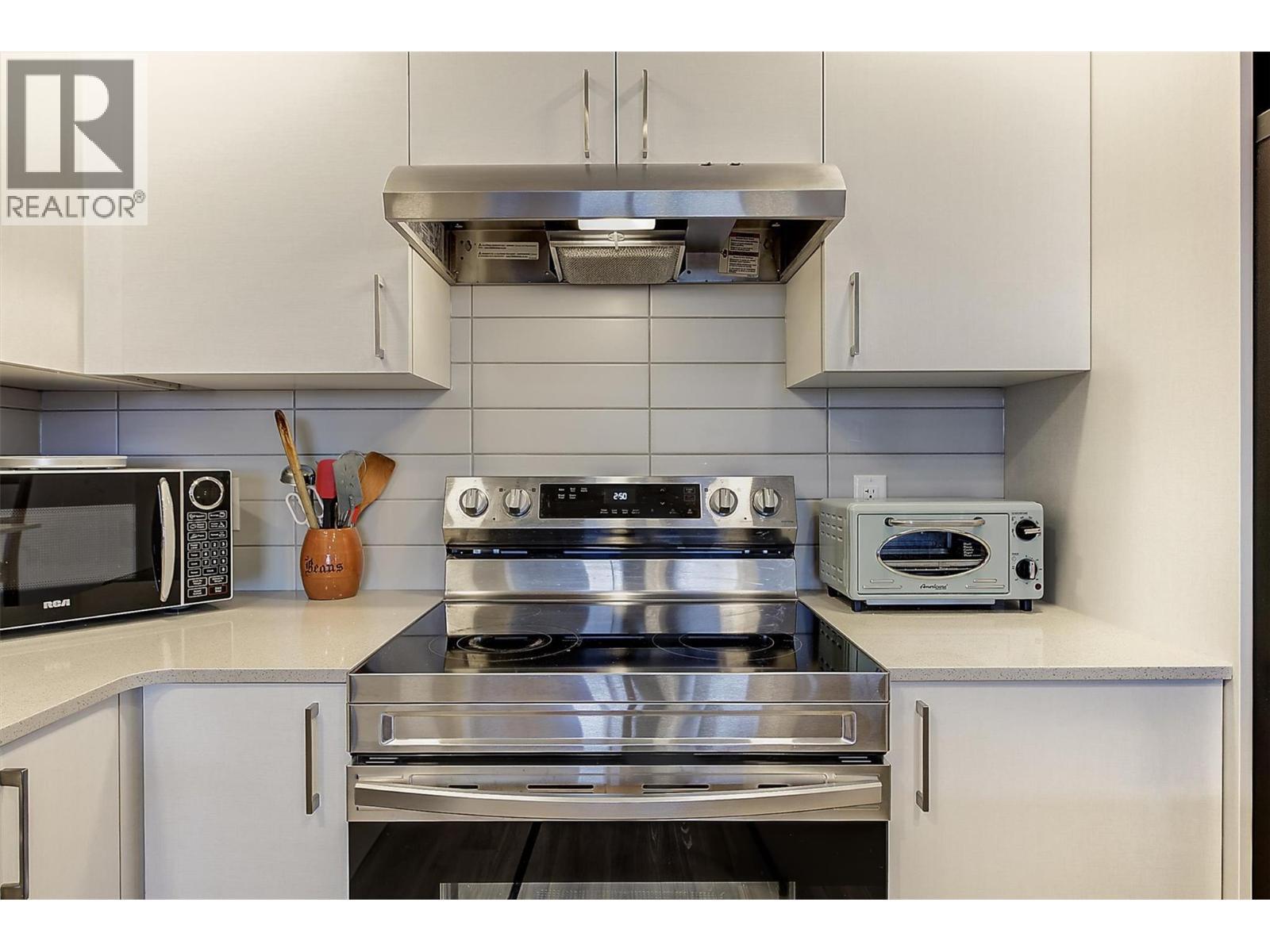 1111 Frost Road Unit# 407, Kelowna, BC - Indoor Photo Showing Kitchen