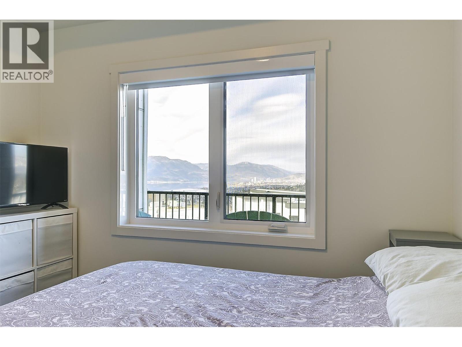 1111 Frost Road Unit# 407, Kelowna, BC - Indoor Photo Showing Bedroom