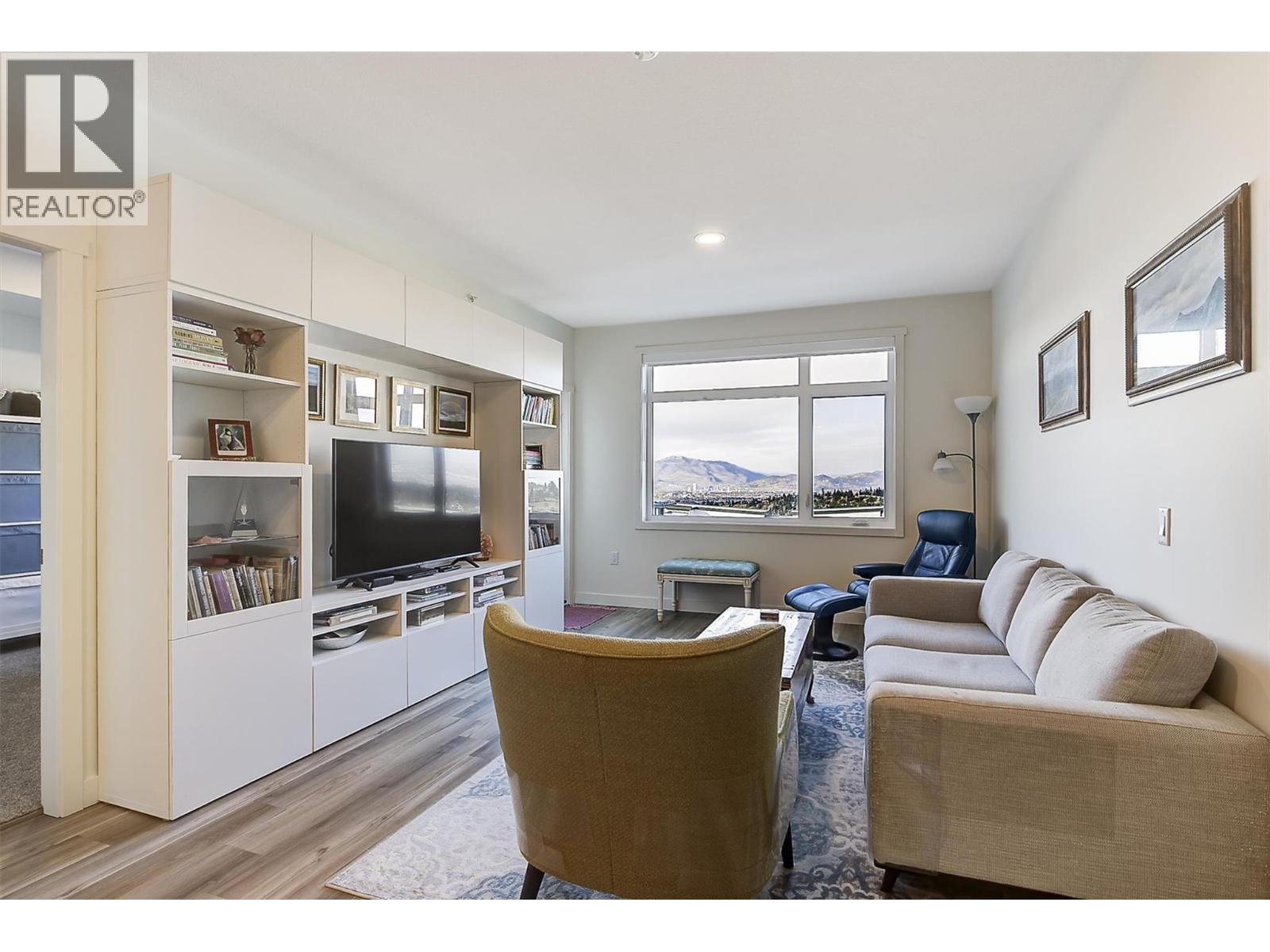 1111 Frost Road Unit# 407, Kelowna, BC - Indoor Photo Showing Living Room