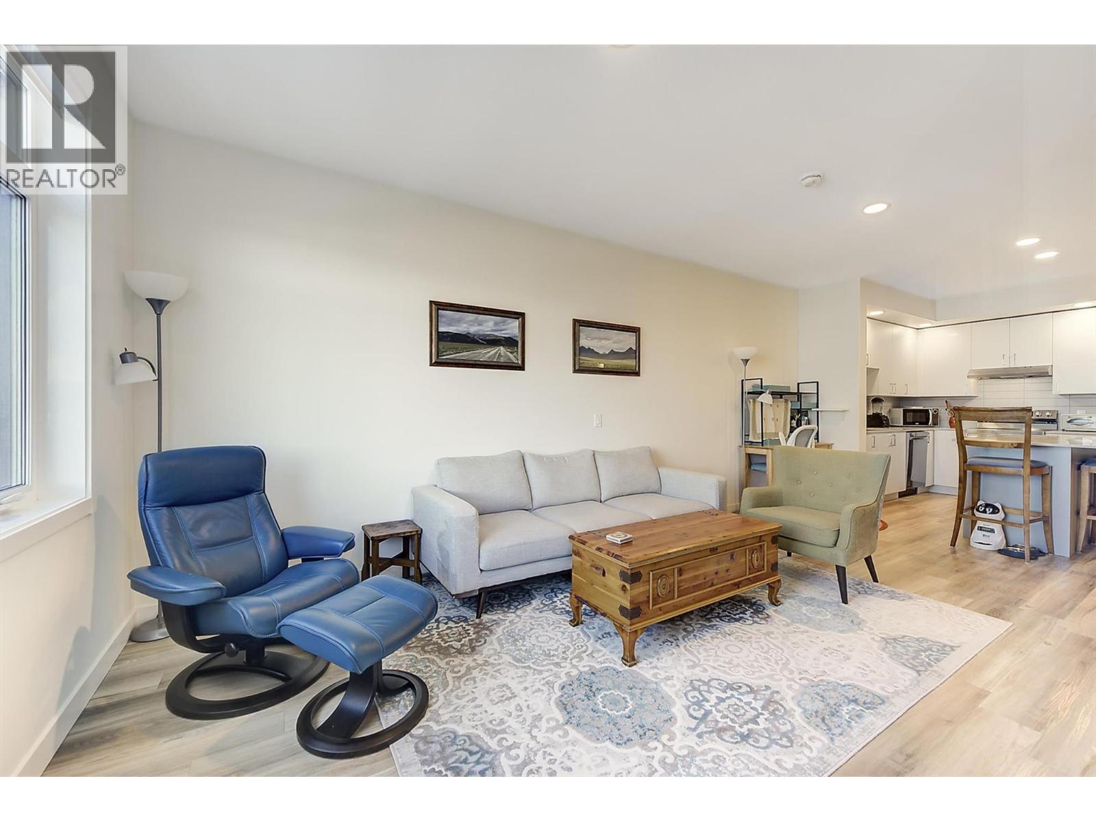 1111 Frost Road Unit# 407, Kelowna, BC - Indoor Photo Showing Living Room