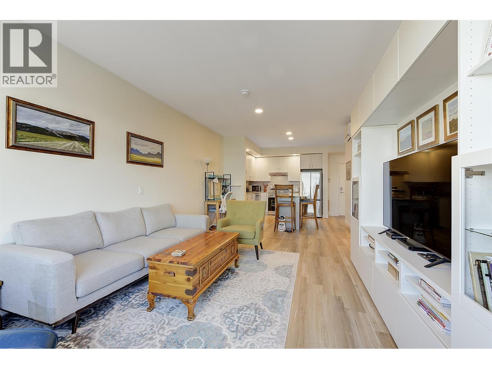1111 Frost Road Unit# 407, Kelowna, BC - Indoor Photo Showing Living Room