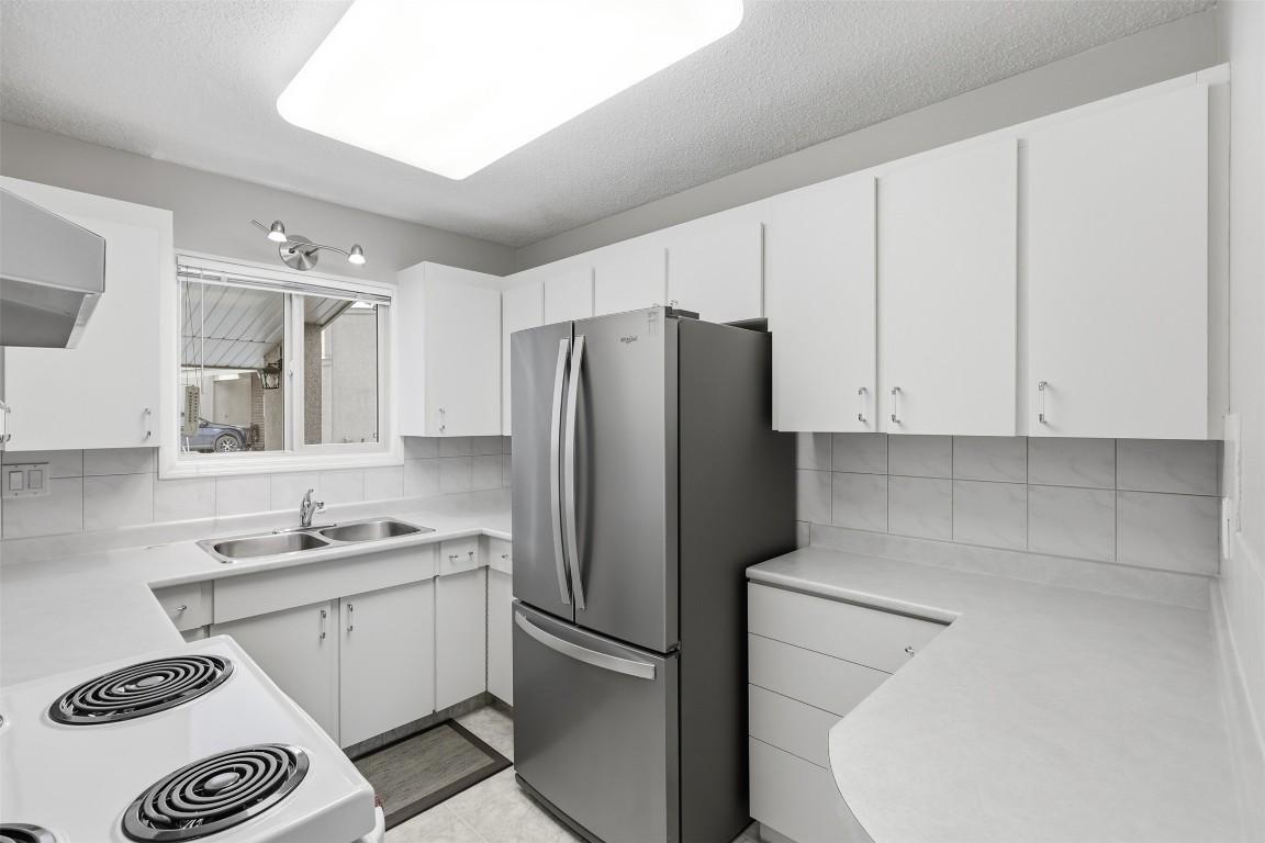 14-1555 Summit Drive, Kamloops, BC - Indoor Photo Showing Kitchen With Double Sink