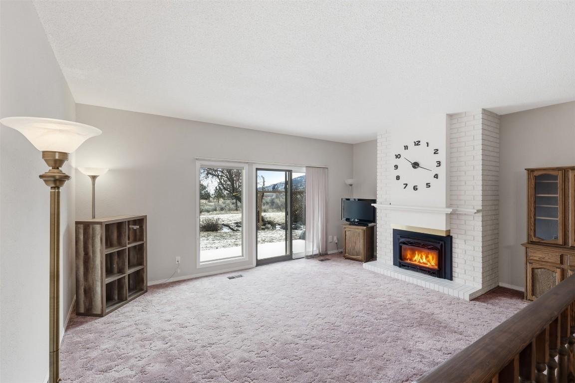 14-1555 Summit Drive, Kamloops, BC - Indoor Photo Showing Living Room With Fireplace