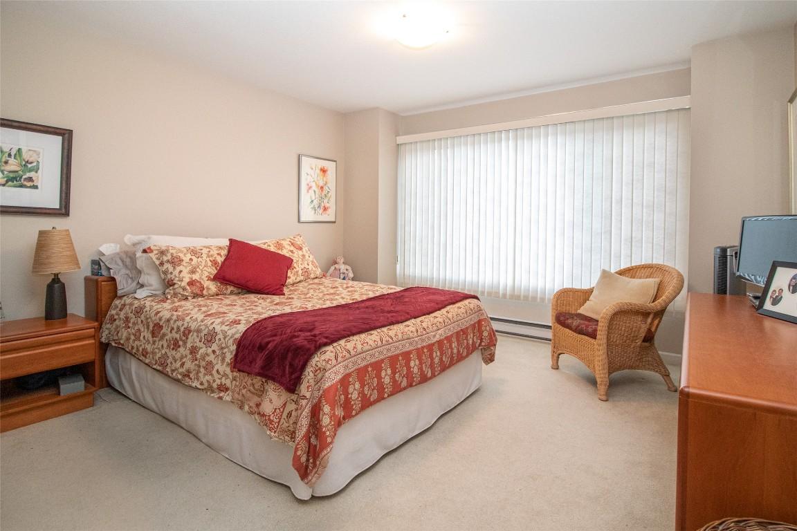 307-945 Lawrence Avenue, Kelowna, BC - Indoor Photo Showing Bedroom