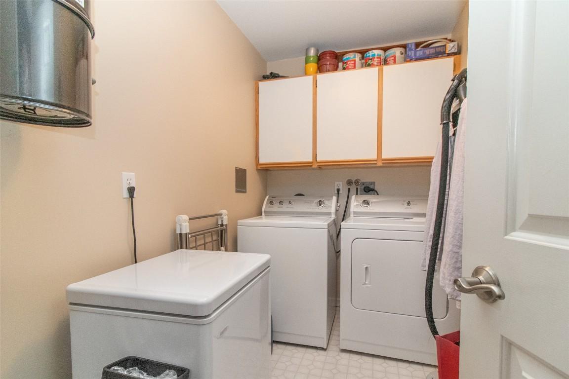 307-945 Lawrence Avenue, Kelowna, BC - Indoor Photo Showing Laundry Room