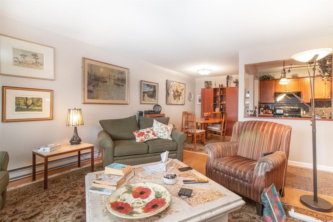 307-945 Lawrence Avenue, Kelowna, BC - Indoor Photo Showing Living Room