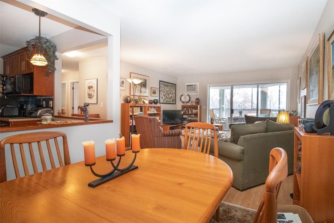 307-945 Lawrence Avenue, Kelowna, BC - Indoor Photo Showing Dining Room