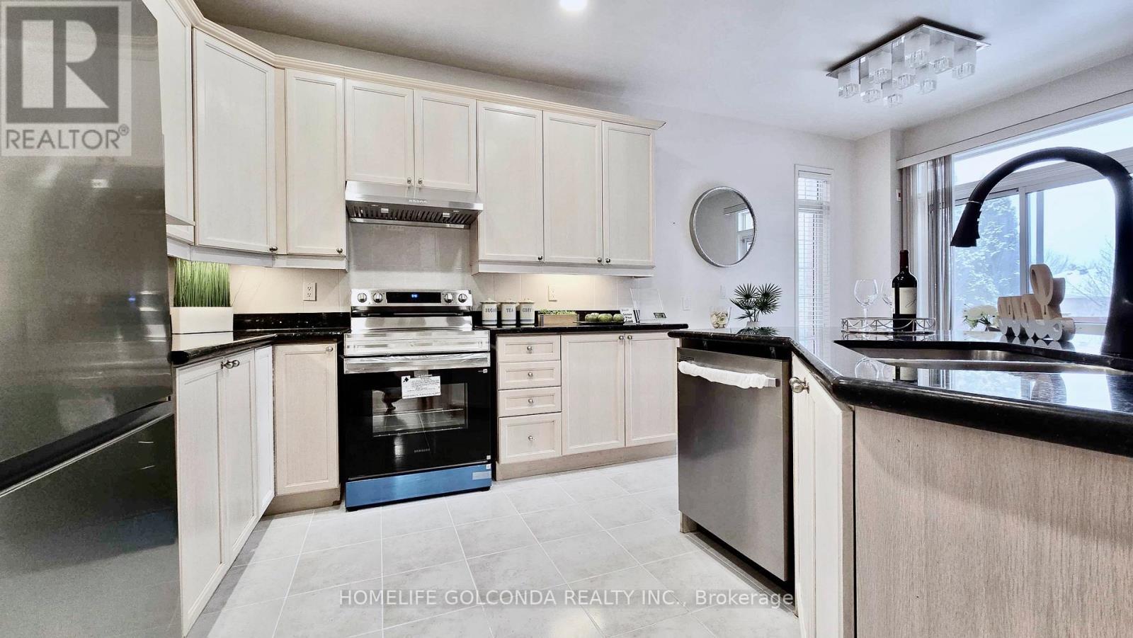 Kitchen - 73 Snowdon Circle, Markham, ON - Indoor Photo Showing Kitchen With Double Sink With Upgraded Kitchen