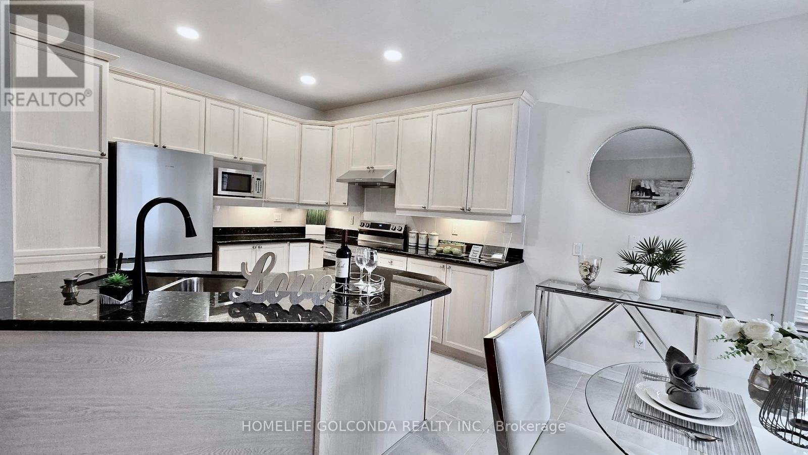 73 Snowdon Circle, Markham, ON - Indoor Photo Showing Kitchen With Upgraded Kitchen