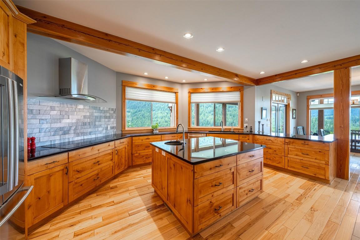 705 Creighton Valley Road, Lumby, BC - Indoor Photo Showing Kitchen