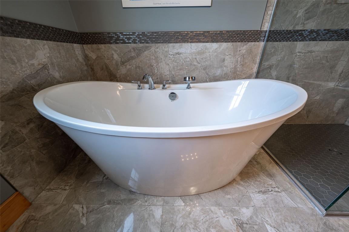 705 Creighton Valley Road, Lumby, BC - Indoor Photo Showing Bathroom