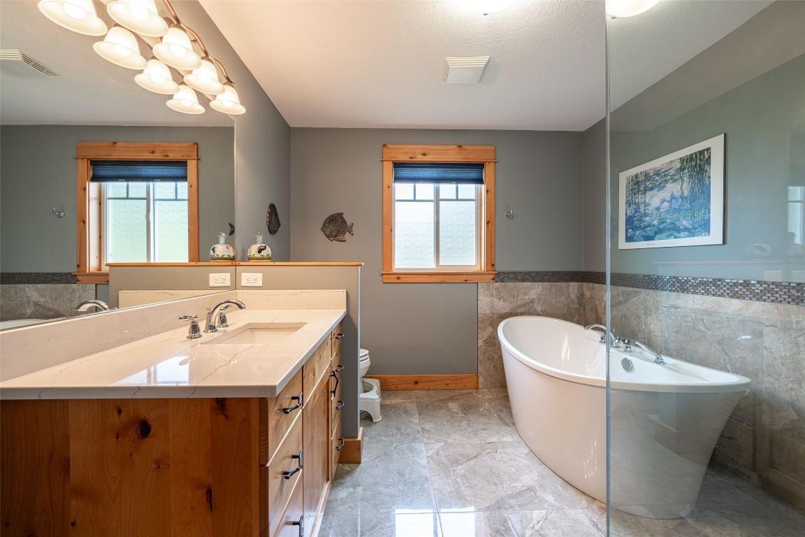705 Creighton Valley Road, Lumby, BC - Indoor Photo Showing Bathroom