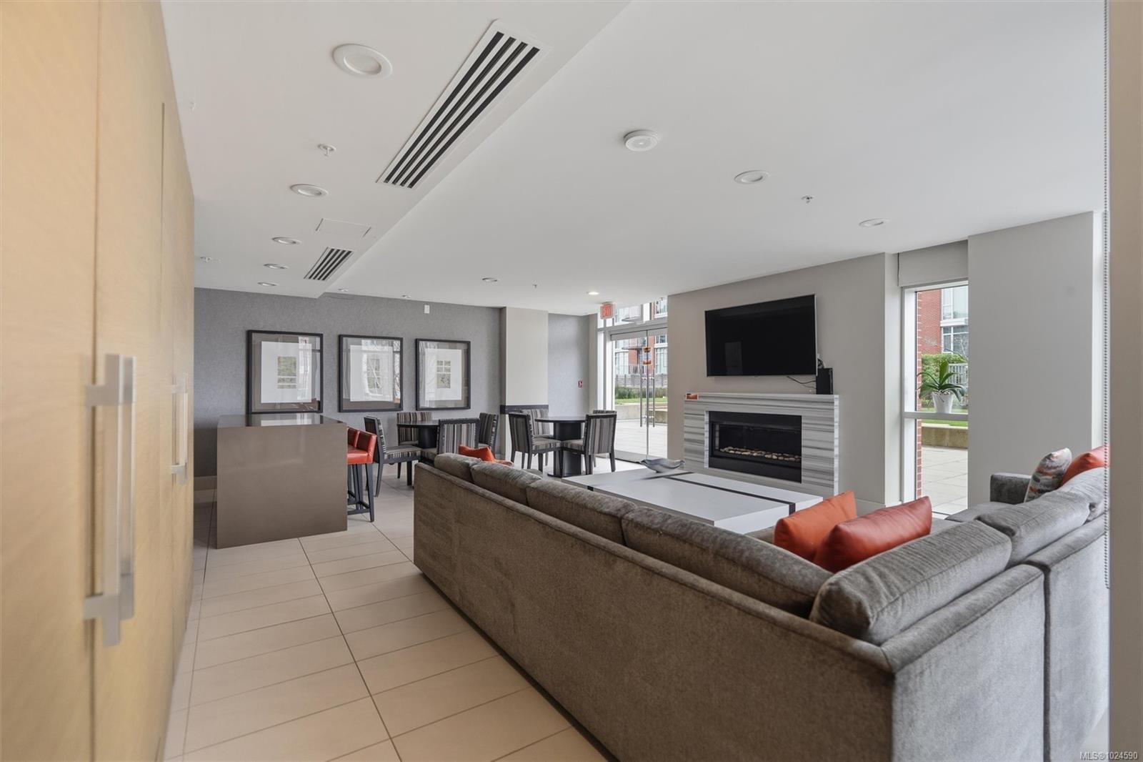 809-83 Saghalie Rd, Victoria, BC - Indoor Photo Showing Living Room With Fireplace