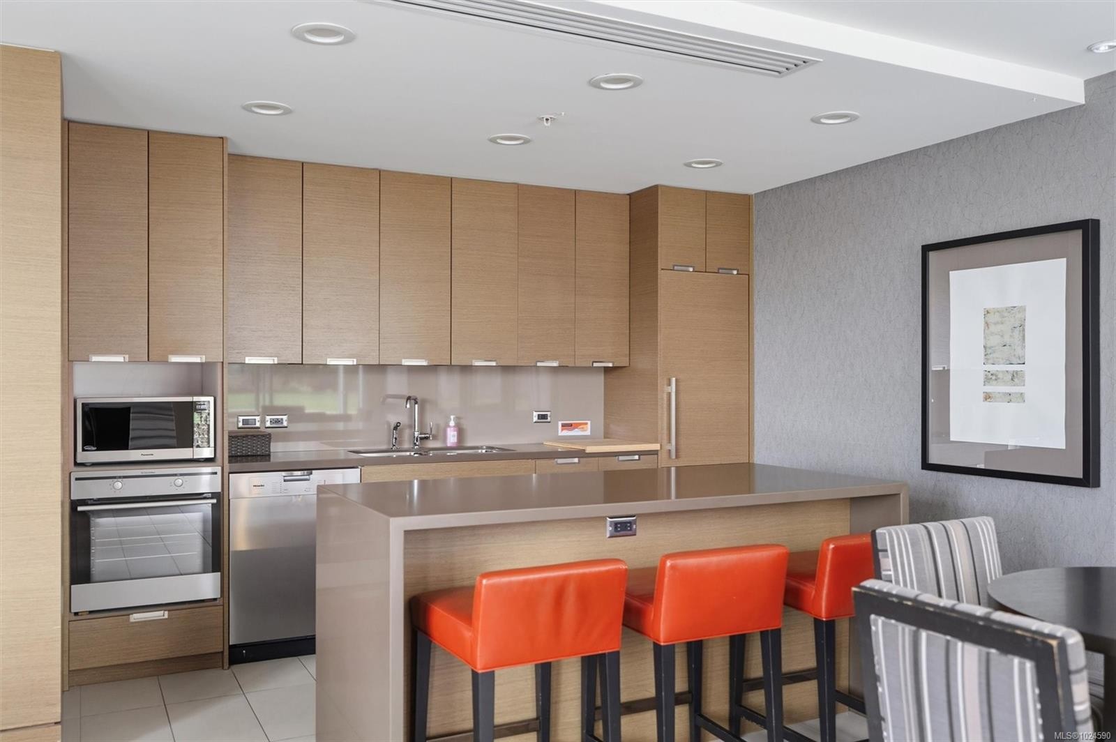 809-83 Saghalie Rd, Victoria, BC - Indoor Photo Showing Kitchen