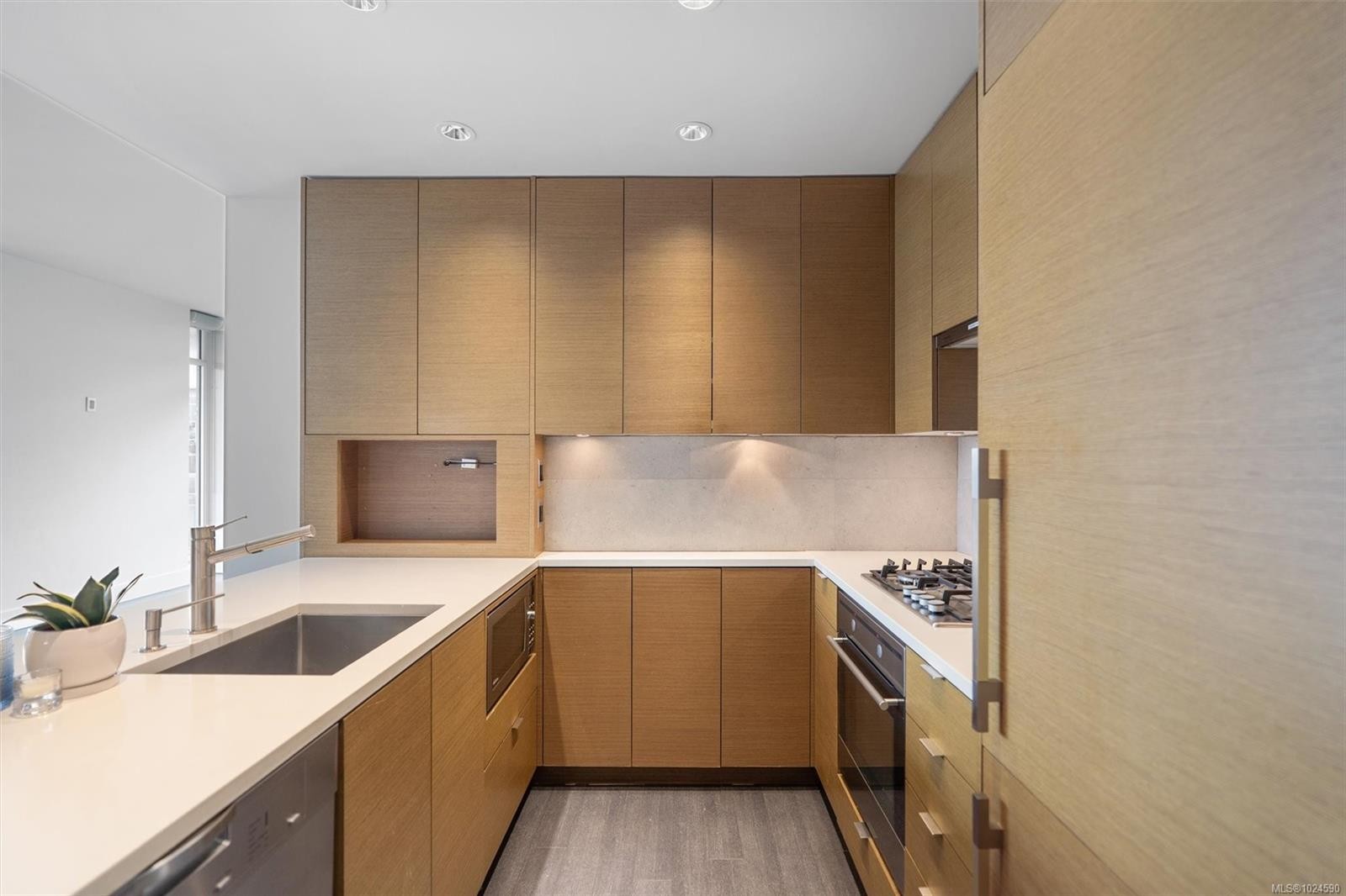 809-83 Saghalie Rd, Victoria, BC - Indoor Photo Showing Kitchen