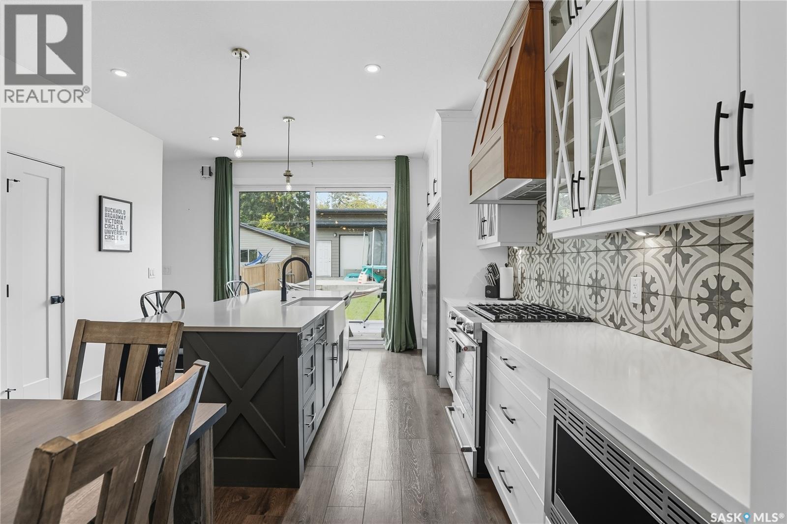 1172A Spadina Crescent E, Saskatoon, SK - Indoor Photo Showing Kitchen With Upgraded Kitchen