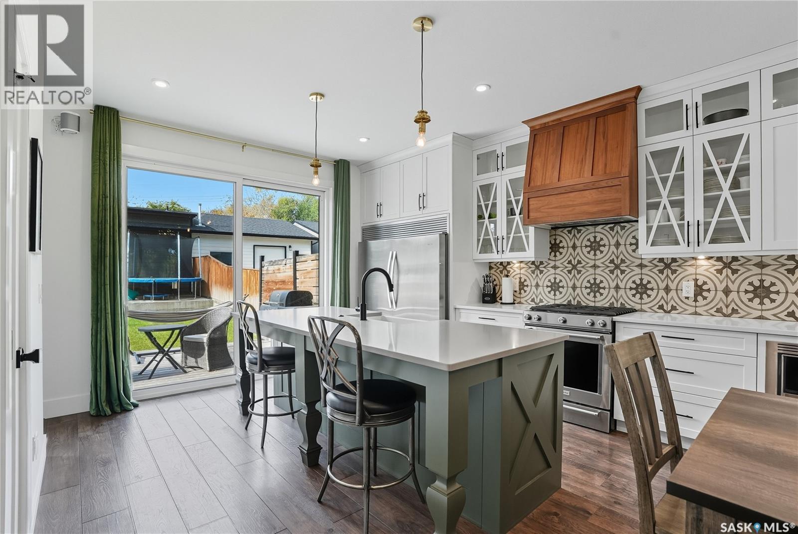 1172A Spadina Crescent E, Saskatoon, SK - Indoor Photo Showing Kitchen With Upgraded Kitchen