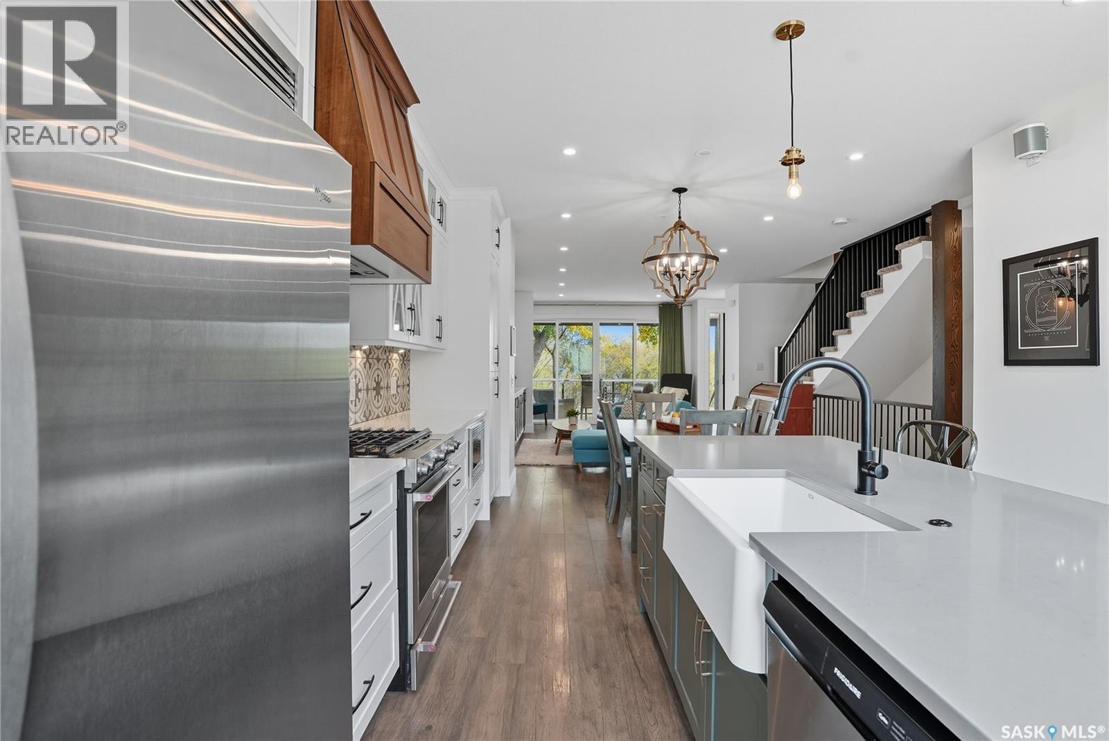 1172A Spadina Crescent E, Saskatoon, SK - Indoor Photo Showing Kitchen With Upgraded Kitchen