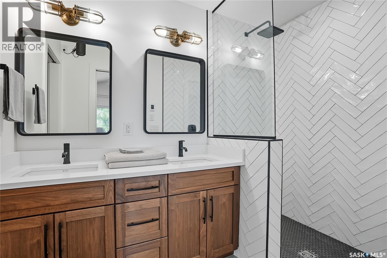 1172A Spadina Crescent E, Saskatoon, SK - Indoor Photo Showing Bathroom