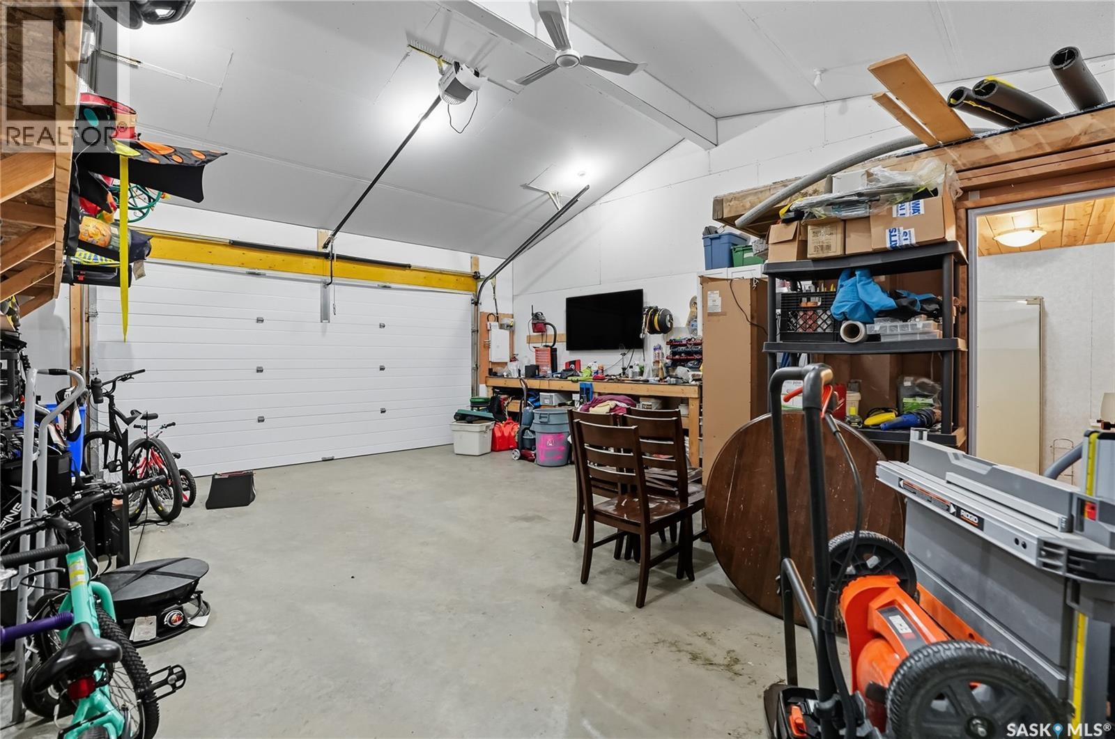 1172A Spadina Crescent E, Saskatoon, SK - Indoor Photo Showing Garage