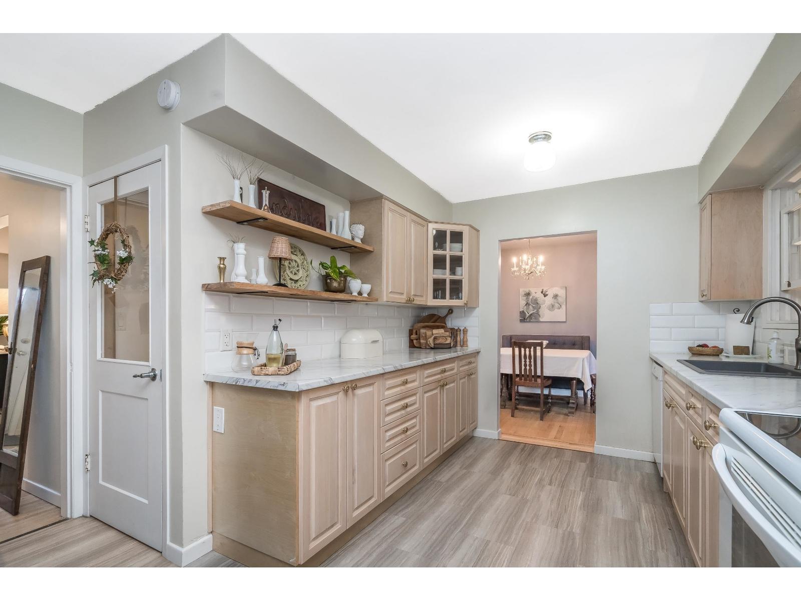 9727 Hazel Street|Chilliwack Proper East, Chilliwack, BC - Indoor Photo Showing Kitchen
