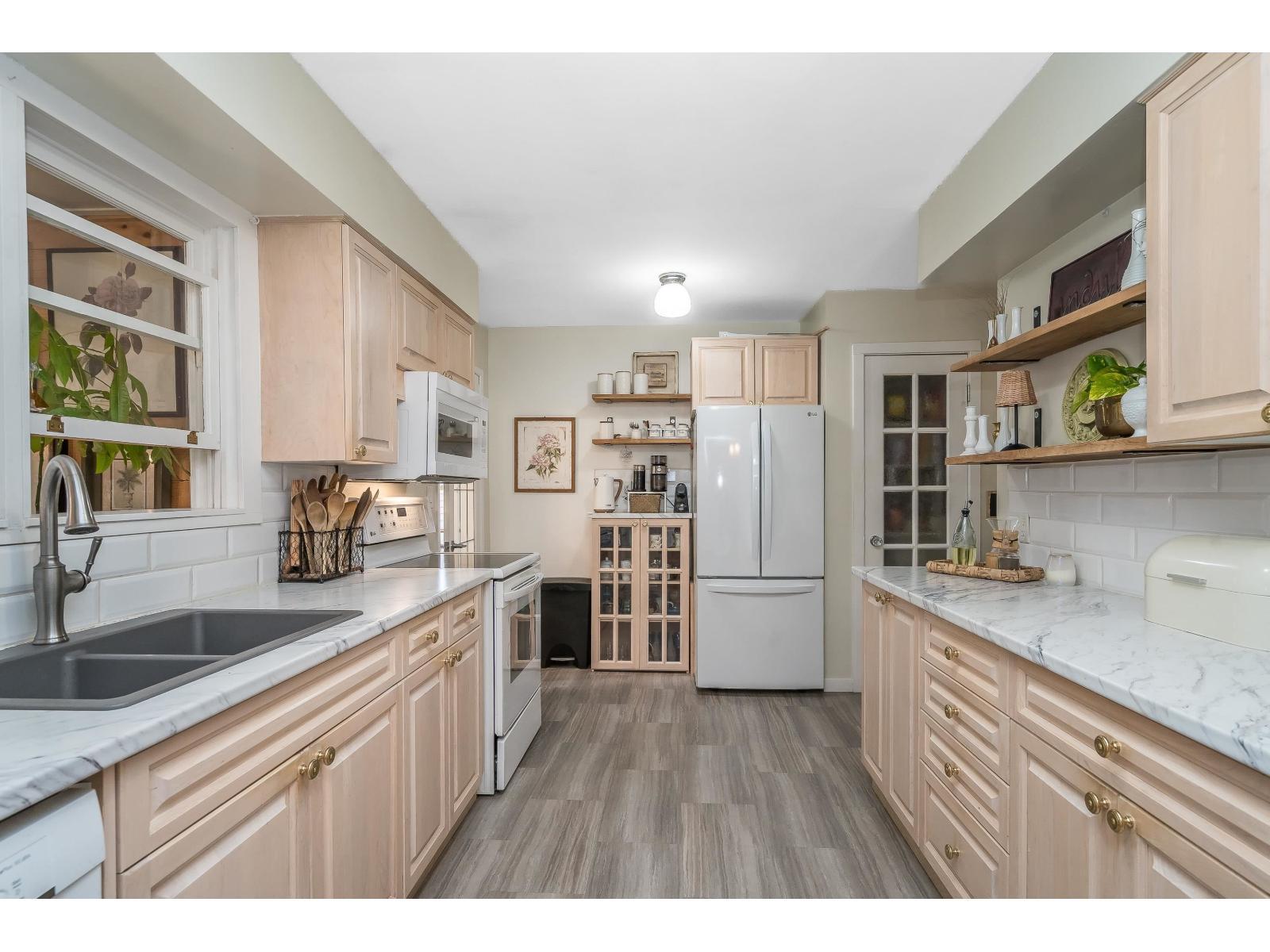 9727 Hazel Street|Chilliwack Proper East, Chilliwack, BC - Indoor Photo Showing Kitchen With Double Sink