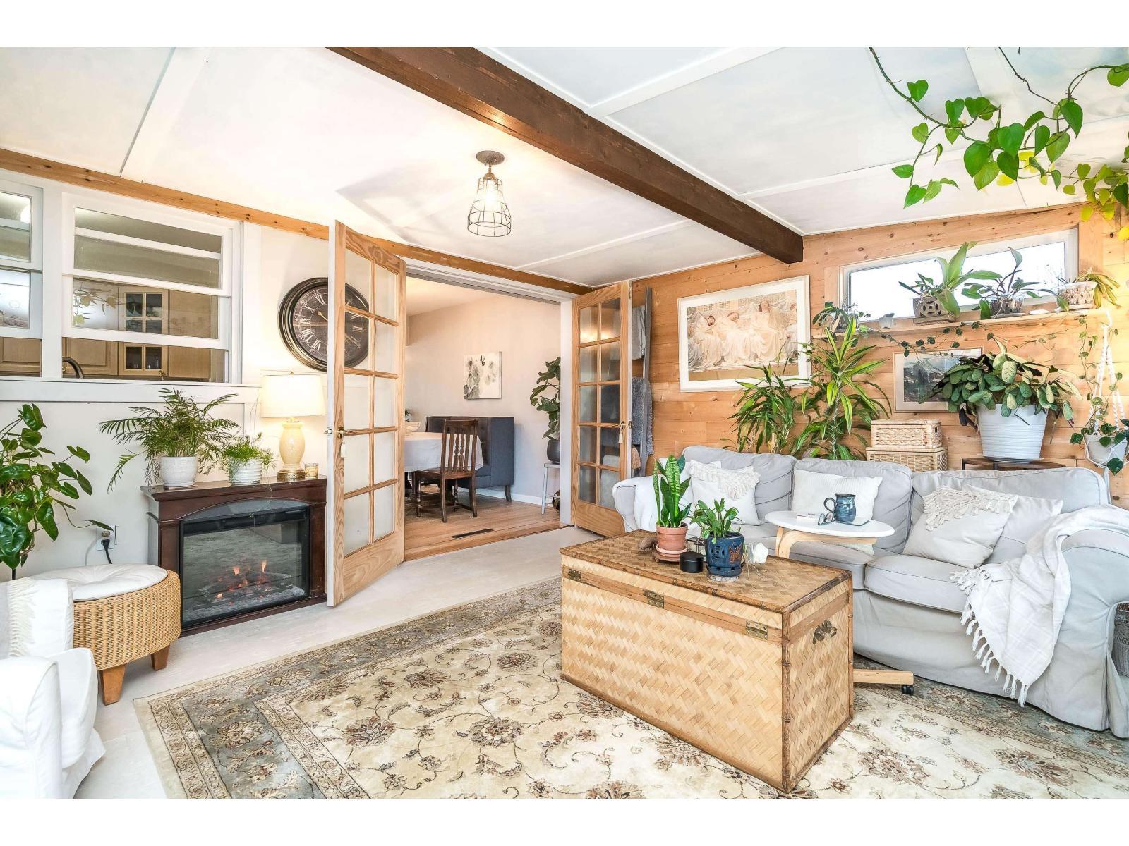 9727 Hazel Street|Chilliwack Proper East, Chilliwack, BC - Indoor Photo Showing Living Room With Fireplace