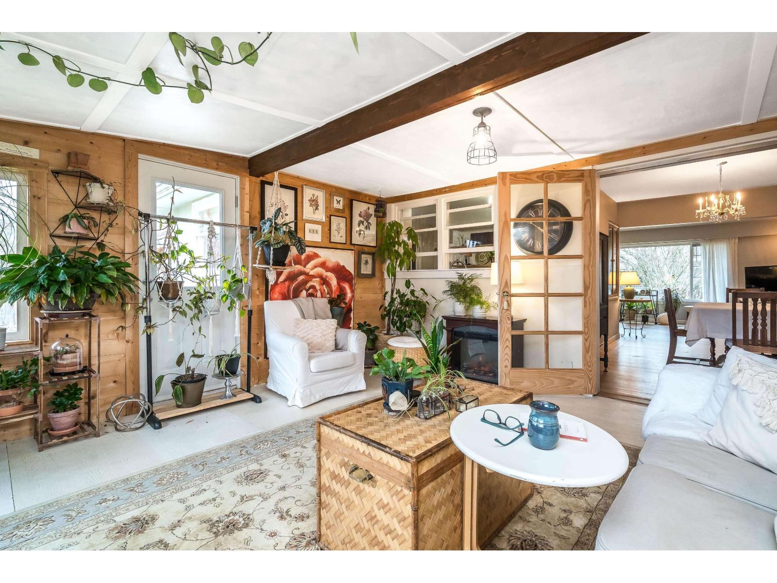 9727 Hazel Street|Chilliwack Proper East, Chilliwack, BC - Indoor Photo Showing Living Room