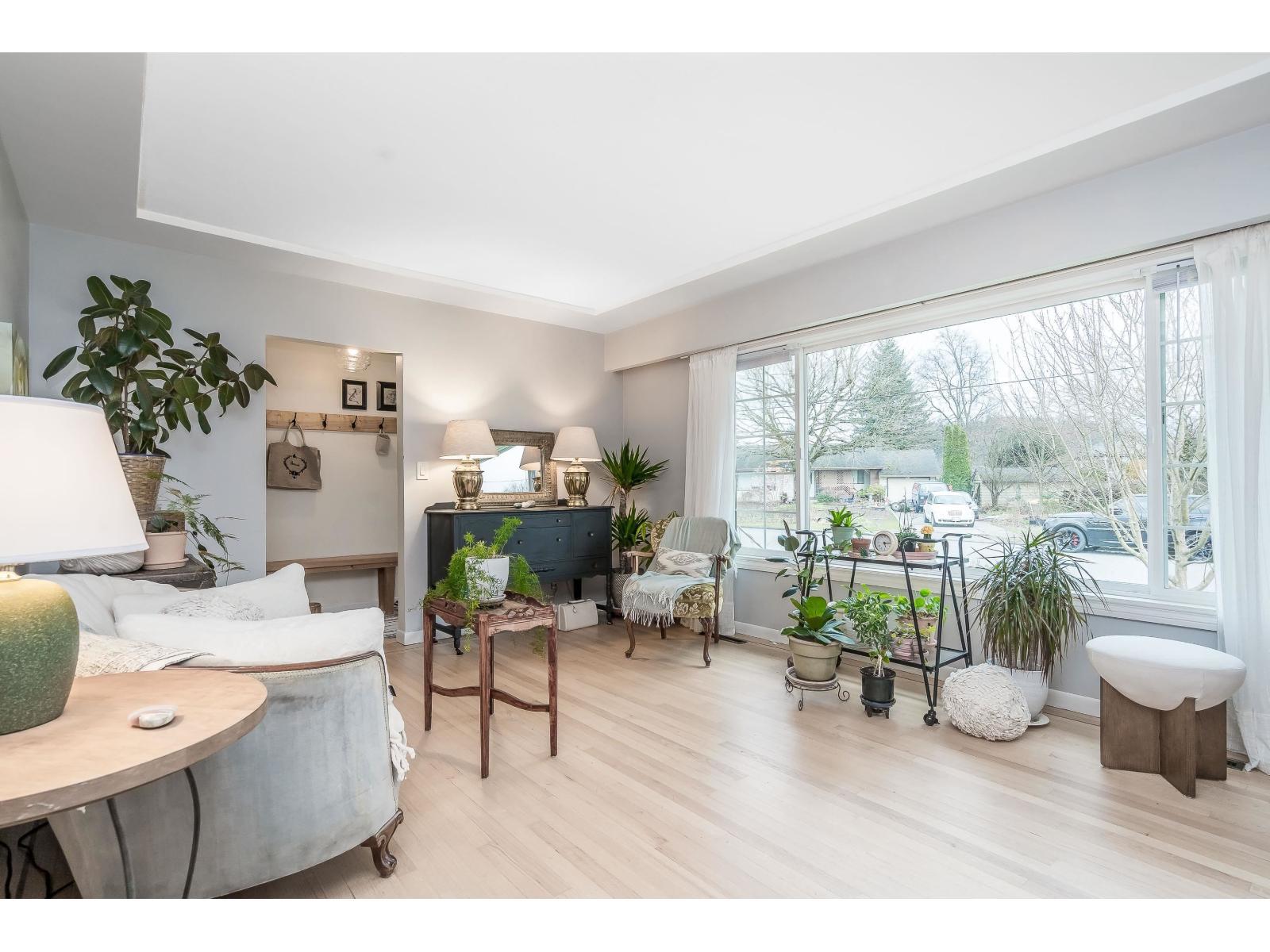 9727 Hazel Street|Chilliwack Proper East, Chilliwack, BC - Indoor Photo Showing Living Room