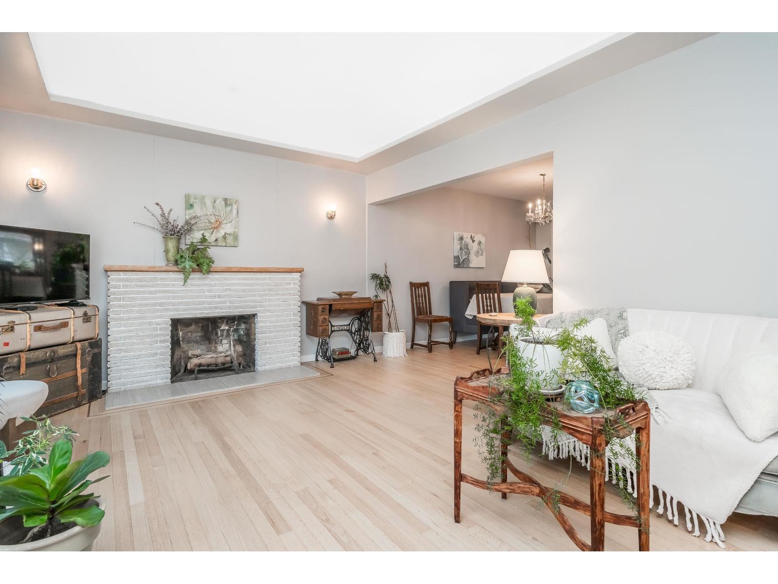 9727 Hazel Street|Chilliwack Proper East, Chilliwack, BC - Indoor Photo Showing Living Room With Fireplace