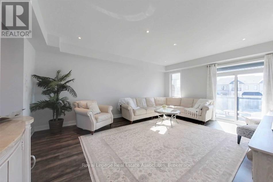 588 Rapids Lane, Mississauga, ON - Indoor Photo Showing Living Room
