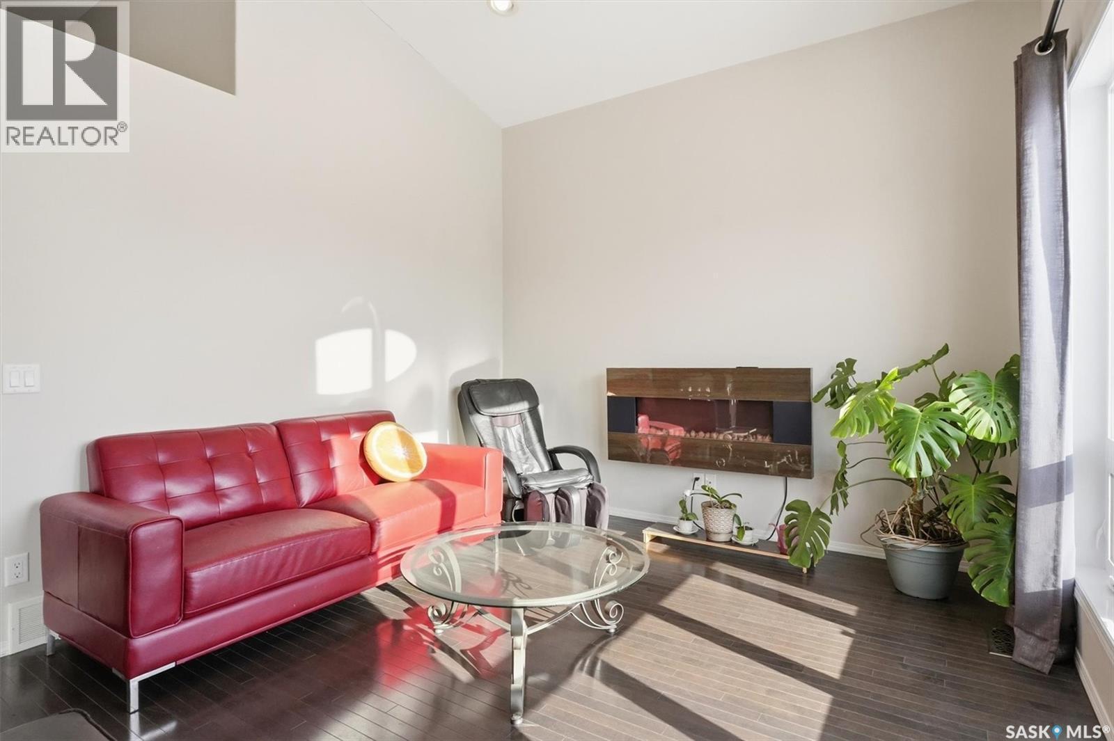 1018 Rempel Way, Saskatoon, SK - Indoor Photo Showing Living Room