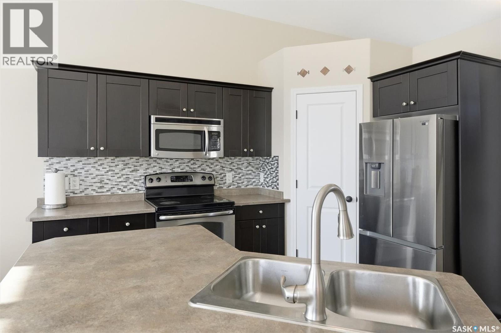 1018 Rempel Way, Saskatoon, SK - Indoor Photo Showing Kitchen With Double Sink With Upgraded Kitchen