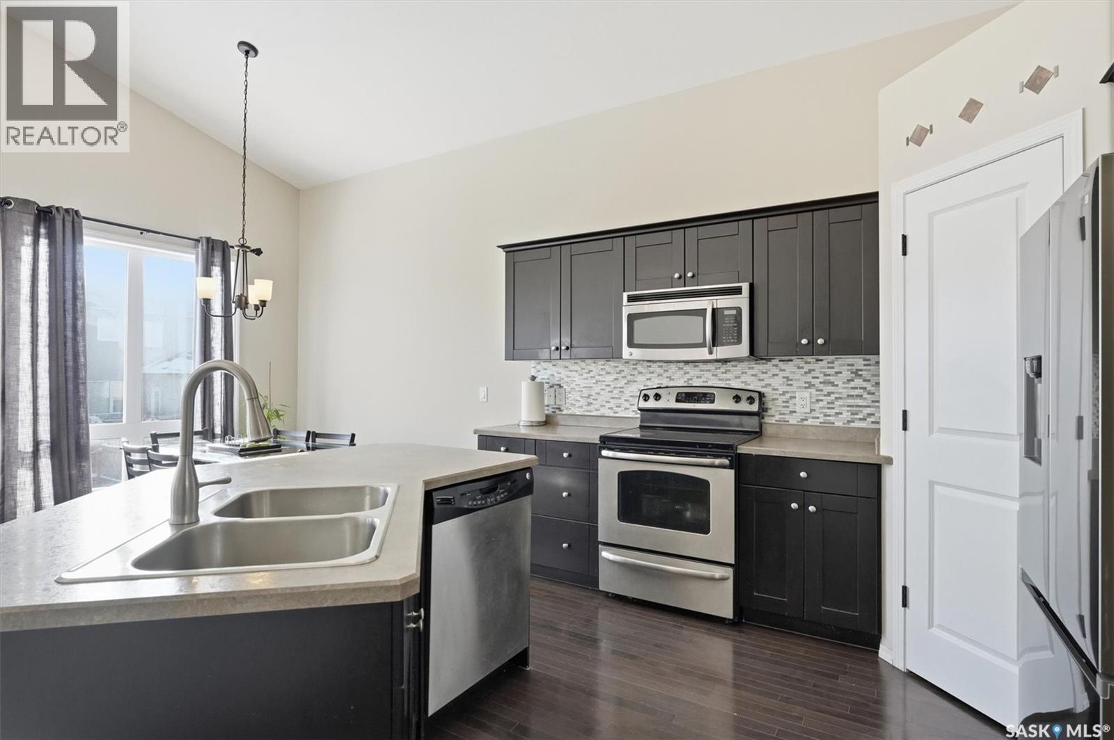 1018 Rempel Way, Saskatoon, SK - Indoor Photo Showing Kitchen With Double Sink