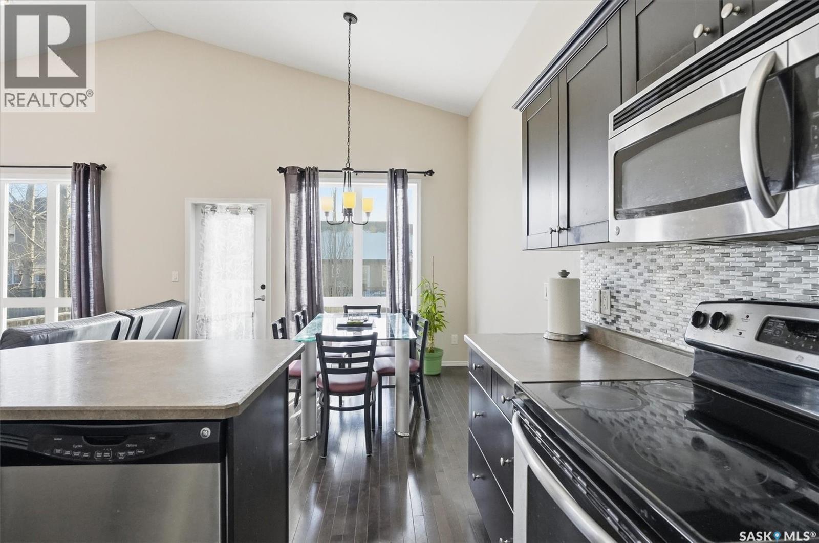 1018 Rempel Way, Saskatoon, SK - Indoor Photo Showing Kitchen
