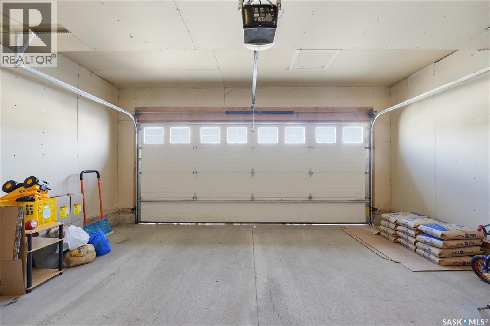 1018 Rempel Way, Saskatoon, SK - Indoor Photo Showing Garage