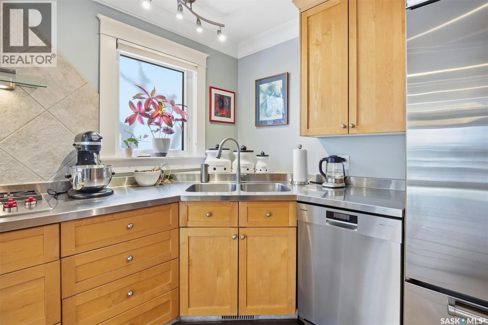 1210 Elliott Street, Saskatoon, SK - Indoor Photo Showing Kitchen With Double Sink