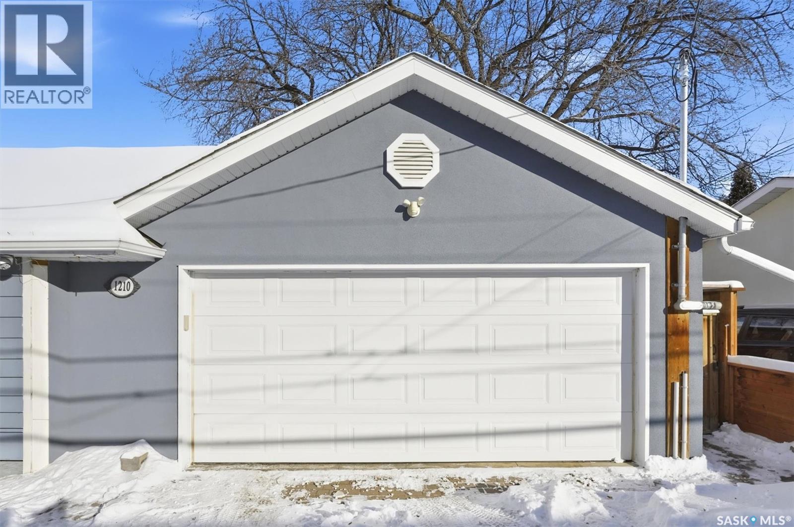 1210 Elliott Street, Saskatoon, SK - Outdoor