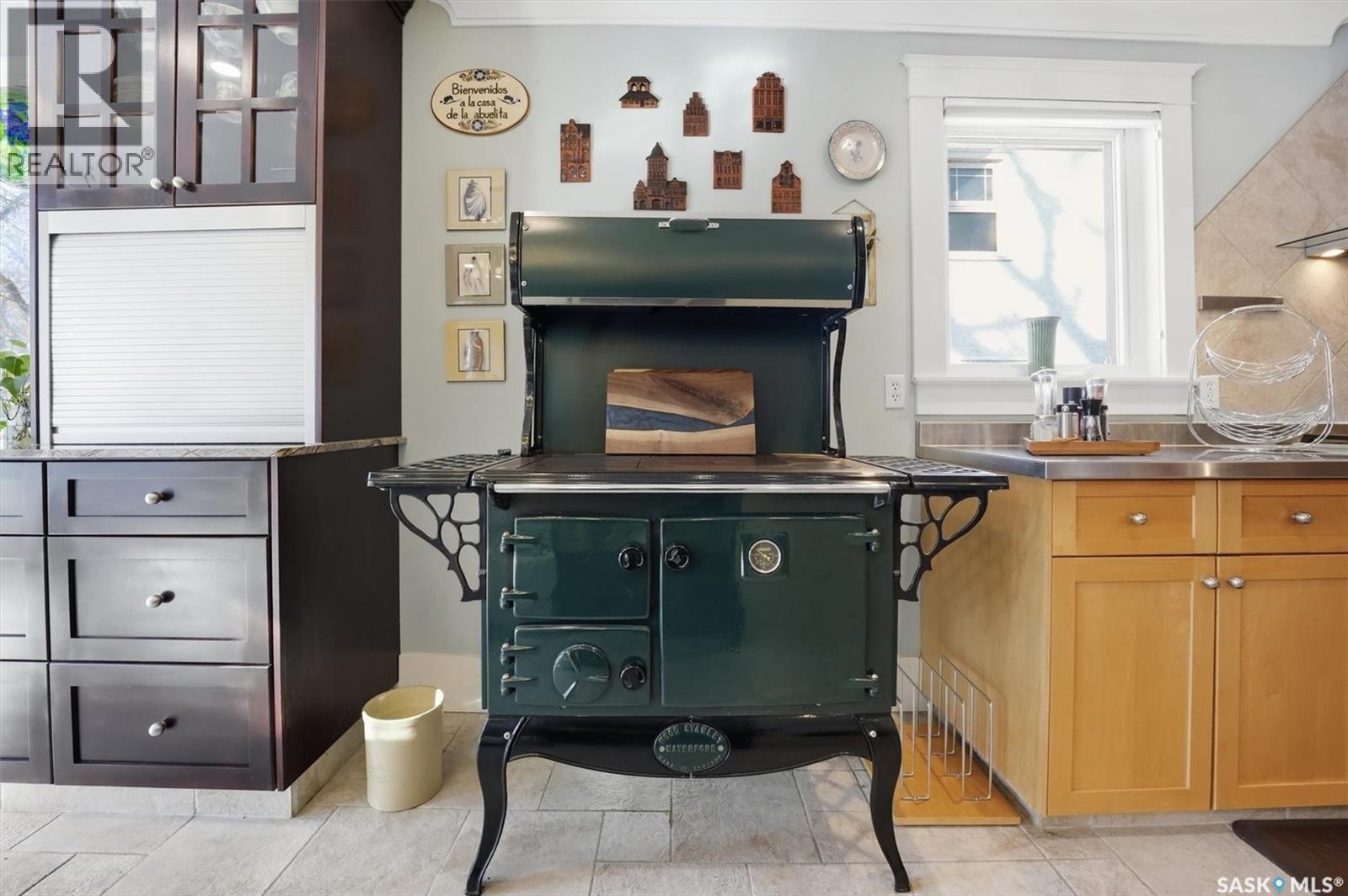 1210 Elliott Street, Saskatoon, SK - Indoor