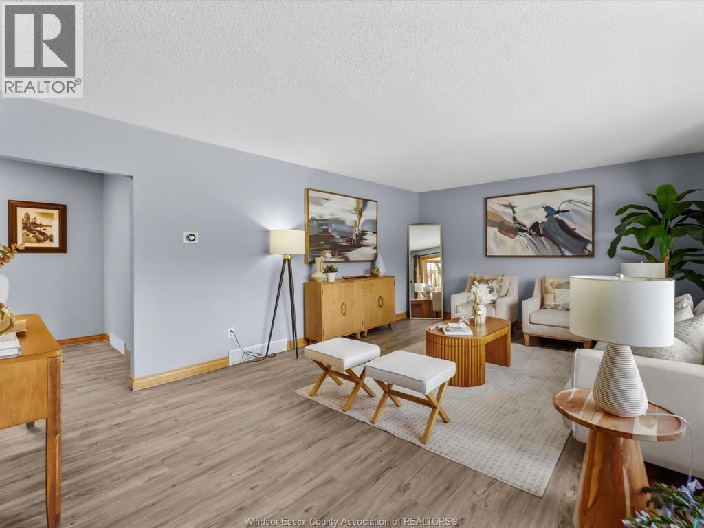 1875 Lansing, Windsor, ON - Indoor Photo Showing Living Room