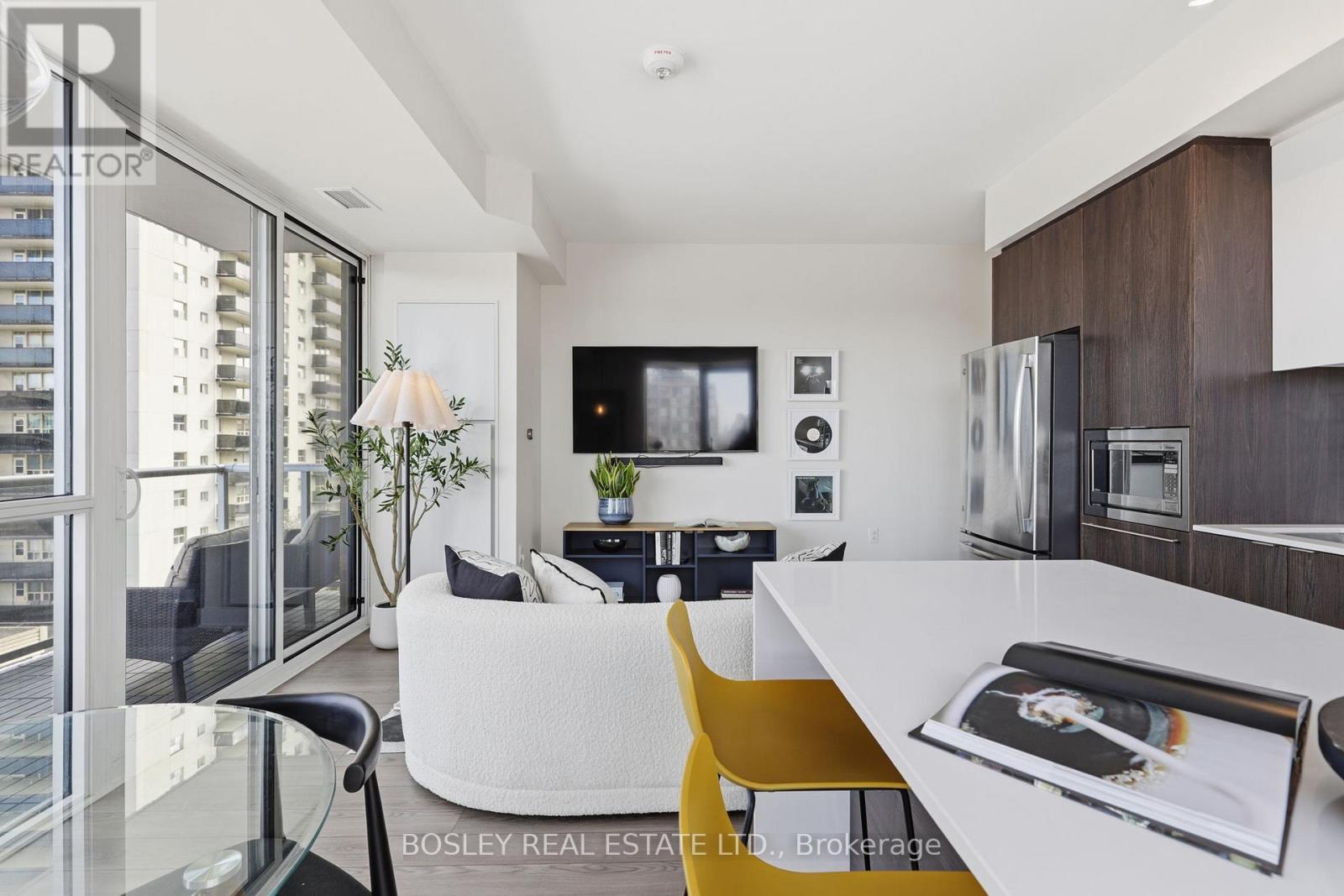 501 - 8 Ann Street, Mississauga, ON - Indoor