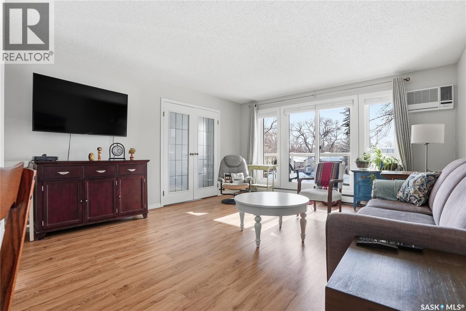 202 921 Main Street E, Saskatoon, SK - Indoor Photo Showing Living Room