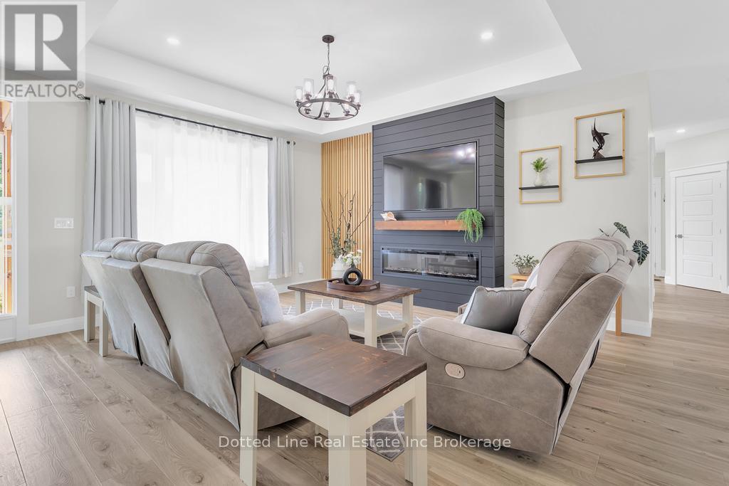 3650 Hwy 59 Highway, Norfolk, ON - Indoor Photo Showing Living Room With Fireplace