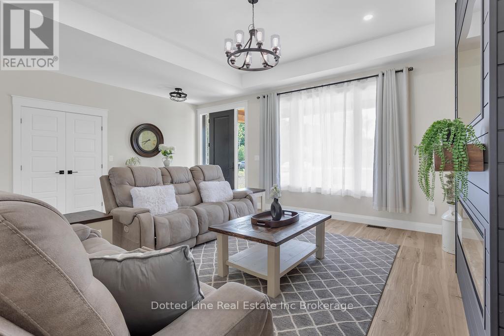 3650 Hwy 59 Highway, Norfolk, ON - Indoor Photo Showing Living Room