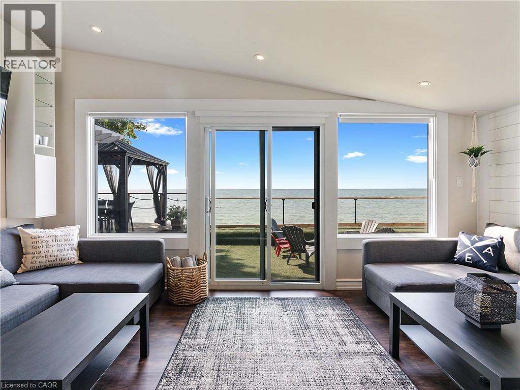2712 North Shore Drive, Lowbanks, ON - Indoor Photo Showing Living Room